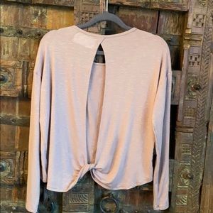 Activewear shirt with keyhole opening in back